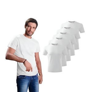 Barbat imbracat in tricou de culoare alb prezentand setul de 5 tricouri barbat simple bumbac 100%