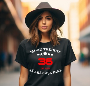 Femeie zâmbitoare purtând un tricou aniversar personalizat cu mesajul: ''Mi-au trebuit 36 de ani sa arat asa bine''