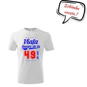 Tricou aniversar pentru barbati cu mesajul ''Viata incepe de la 49 ani''. Textul din balon spune 'Schimba varsta'