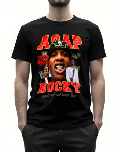 Bărbat purtând un tricou negru cu imprimeu grafic al artistului A$AP Rocky, incluzând un portret central cu un zâmbet larg, imagini suplimentare ale acestuia și numele A$AP Rocky scris mare în roșu și galben.