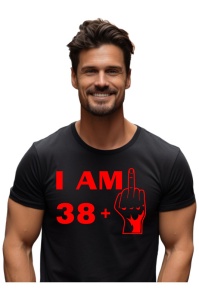 Tricou barbat personalizat cu varsta de 39 ani imbracat de un barbat atragator care prezinta tricoul primit cadou de ziua lui