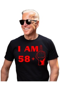 Tricou barbat personalizat cu varsta de 59 ani imbracat de un barbat atragator care prezinta tricoul primit cadou de ziua lui