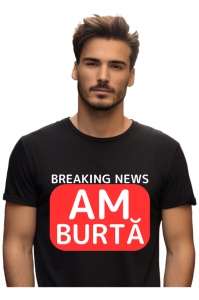 Un bărbat tânăr cu un aspect serios stă în fața camerei, purtând un tricou negru. Pe tricou este imprimat un mesaj mare și îndrăzneț: ‘BREAKING NEWS AM BURTĂ’. Mesajul sugerează o abordare umoristică sau ironică, evidențiind un aspect personal. Tânărul ar