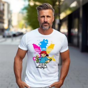 Bărbat matur purtând un tricou alb cu un design colorat ce include un personaj urban stilizat cu spray-uri de graffiti, pozând pe o stradă urbană, cu un fundal verde și clădiri moderne.