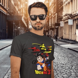 Bărbat purtând ochelari de soare și un tricou negru cu un design colorat ce include un personaj din Dragon Ball Z, pozând pe o stradă urbană cu clădiri în stil arhitectural clasic, iluminată de lumina caldă a soarelui.