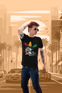 Tânăr cu păr roșcat, purtând ochelari de soare și un tricou negru cu un design grafic viu colorat, reprezentând un personaj animat și motive stilizate, aflat pe un fundal ilustrativ de oraș cu palmieri și mașini, sub un cer portocaliu vibrant.