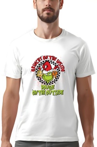 Tricou alb cu un design de Crăciun, avându-l pe Grinch cu o căciulă de Moș Crăciun, însoțit de două personaje, cu textul 'Grinchy on the inside, Bougie on the outside' în culori roșii și verzi pe un fundal cu efect de stropi albi.
