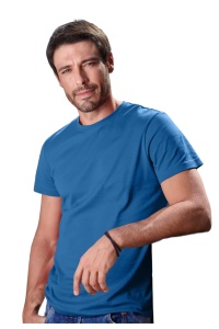 Tricou barbat Simplu basic albastru azuriu purtat de un bărbat frumos si tanar