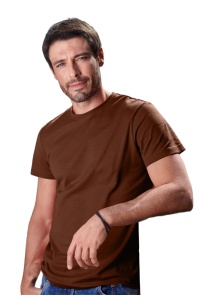 Tricou barbat Simplu basic ciocolatiu purtat de un bărbat frumos si tanar