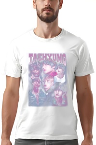 Tricou alb cu grafică Taehyung, prezentând mai multe imagini ale artistului într-o compoziție cu nuanțe de roz și alb, textul 'Taehyung' fiind afișat deasupra.