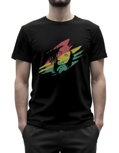 Tricou negru cu un design stilizat al unui portret inspirat de Bob Marley, în culori pastelate de roz, galben și verde, cu accente grafice.