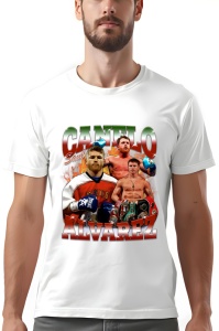 Tricou alb cu un colaj de imagini ale boxerului Saul 'Canelo' Alvarez în diverse ipostaze, inclusiv purtând echipamentul de box și mai multe centuri de campion. Numele 'Canelo Alvarez' este scris cu font mare în culorile steagului mexican, roșu, alb și ve