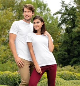 Imagine cu o femeie si un barbat intr-un cadru natural purtand tricouri din bumbac organic
