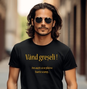 Bărbat cu păr lung și ochelari aviator purtând un tricou negru inscripționat cu textul 'Vând greșeli! Am auzit că se plătesc foarte scump...' scris cu litere aurii, mergând pe o stradă urbană.