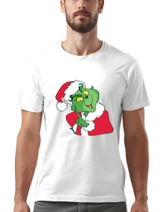 Bărbat purtând un tricou alb cu un imprimeu de Crăciun, ilustrându-l pe Grinch în costumul lui Moș Crăciun, afișând o expresie șireată și având o atitudine de complot.