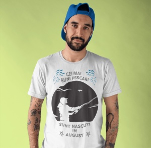 Imagine cu un bărbat purtând un tricou alb pe care este imprimat un design cu mesajul 'Cei mai buni pescari sunt născuți în august', cu o siluetă de pescar și ilustrații de pești.