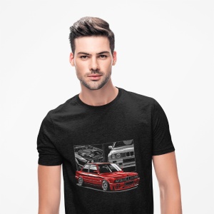 Bărbat purtând un tricou negru cu un design imprimat al unei mașini roșii sport BMW, cu imagini suplimentare alb-negru ale aceleași mașini în fundal.