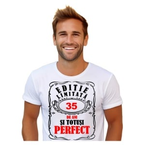 Un bărbat purtând un tricou alb cu mesajul: „Ediție limitată, 35 de ani și totuși perfect”. Bărbatul afișează o atitudine veselă și pozitivă.