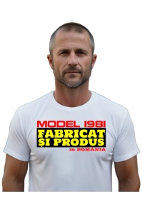 Tricou Barbat Personalizat cu anul nasterii 1981 imbracat de un barbat care a primit cadou tricoul personalizat