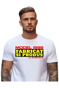 Tricou Barbat Personalizat cu anul nasterii 1998imbracat de un barbat care a primit cadou tricoul personalizat