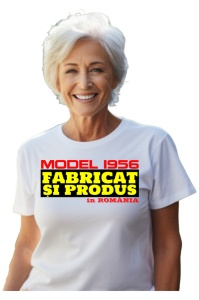 Tricou cadou dama personalizat cu anul nasterii 1956 purtat de o femeie care este bucurasa de tricoul primit cadou