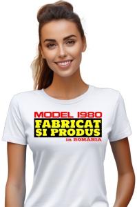 Tricou cadou dama personalizat cu anul nasterii 1980 purtat de o femeie care este bucurasa de tricoul primit cadou