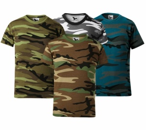 Selecție de patru tricouri cu model camuflaj în diferite culori, incluzând verde, maro, gri și albastru
