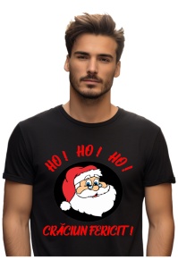 Bărbat purtând un tricou negru cu un design de Crăciun care îl înfățișează pe Moș Crăciun zâmbitor, însoțit de textul ‘Ho! Ho! Ho!’ deasupra și ‘Crăciun Fericit!’ dedesubtul imaginii.