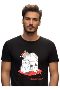 Bărbat purtând un tricou negru cu un design de Crăciun drăgălaș, înfățișând trei pisici desenate stilizat, așezate una peste alta, purtând pălărie de Moș Crăciun și înconjurate de luminițe festive, alături de textul ‘Meowy Christmas’.