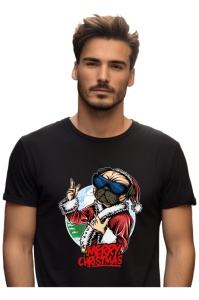 Bărbat purtând un tricou negru cu un design de Crăciun amuzant, înfățișând un câine pug îmbrăcat în costum de Moș Crăciun și ochelari de soare, făcând gesturi cool și însoțit de textul ‘Merry Christmas’ scris cu roșu.