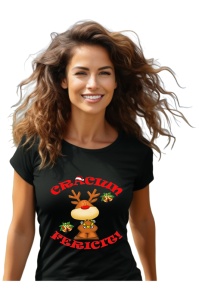 Femeie zâmbitoare purtând un tricou negru cu un design ce reprezintă un ren cu nas roșu și coarne, alături de textul 'Crăciun Fericit'.