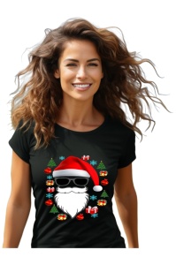 Femeie zâmbitoare purtând un tricou negru cu un design ce reprezintă un Moș Crăciun modern, cu ochelari de soare, înconjurat de brăduți, globuri, cadouri și fulgi de zăpadă.