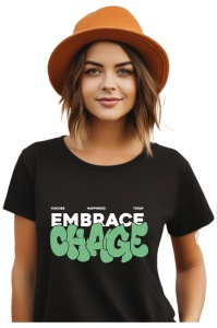 Tânără purtând un tricou negru și o pălărie portocalie, având imprimat mesajul 'EMBRACE CHANGE' cu litere albe și verzi într-un design modern, completat de fraza 'CHOOSE HAPPINESS TODAY' în partea superioară, care încurajează pozitivitatea și adaptarea.