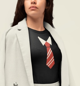 Fată purtând un tricou negru cu un design grafic stilizat de cravată și guler de cămașă, completat cu un sacou gri deschis, pe un fundal neutru.