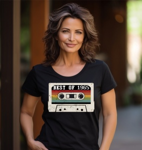 Femeie zâmbitoare purtând un tricou cu o casetă audio și textul ''Best of 1965''