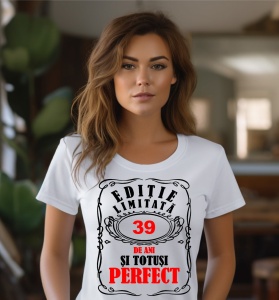 Femeie care poartă un tricou alb personalizat cu mesajul: ''39 de ani si totusi perfect''.