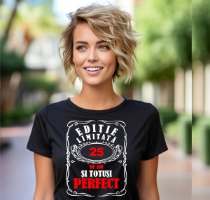 Femeie care poartă un tricou negru personalizat cu mesajul: ''25 de ani si totusi perfect'