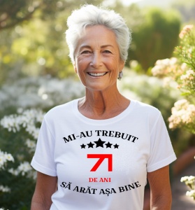 Femeie care poartă un tricou alb personalizat cu mesajul: ''Mi-au trebuit 71 de ani sa arat asa bine''