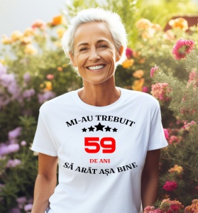 Femeie care poartă un tricou alb personalizat cu mesajul: ''Mi-au trebuit 59 de ani sa arat asa bine''