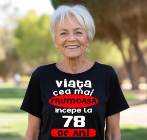 Femeie care poartă un tricou negru personalizat cu mesajul: ''Viata cea mai frumoasa incepe la 78 de ani''.