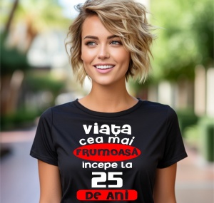 Femeie care poartă un tricou negru personalizat cu mesajul: ''Viata cea mai frumoasa incepe la 25 de ani''.