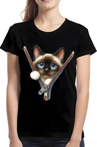 Femeie purtând un tricou negru cu un design ce ilustrează un pui de pisică siameză cu ochi albaștri, apărând din spatele unui fermoar deschis.