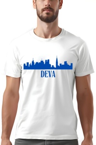Tricou alb cu un imprimeu al siluetei orașului Deva în albastru, având scris numele orașului sub linia orizontului urban stilizat. Modelul poartă tricoul și are o barbă scurtă.