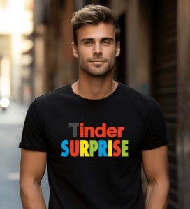 Bărbat purtând un tricou negru cu textul „Tinder SURPRISE” imprimat în culori vibrante. El se află pe o stradă urbană, cu un fundal ușor neclar.