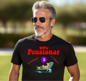 Un bărbat matur, purtând ochelari de soare și un tricou negru cu textul "Sunt Pensionar" scris cu roșu, alături de mesaje amuzante precum "Program de lucru" și "Stress" tăiate, și "Pot să fac ce vreau!", completate cu o ilustrație a unei persoane relaxate