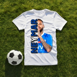 Tricou alb personalizat cu imaginea fotbalistului Neymar și text vertical albastru cu numele 'Neymar', așezat pe iarbă lângă o minge de fotbal.