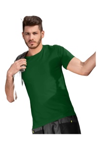 Barbat imbracat in tricou de culoare verde deschis