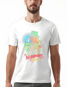 Bărbat purtând un tricou alb care are un design amuzant inspirat de filmul „A Nightmare on Elm Street”, dar cu un joc de cuvinte care face referire la „DAB” în loc de „Elm”. Designul îl înfățișează pe Freddy Krueger, cunoscutul antagonist al filmului, cu 