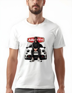 Bărbat purtând un tricou alb cu grafică imprimată, arătând un bărbat cu ochelari de soare, îmbrăcat în negru, stând pe capota unei mașini Abarth, cu logo-ul Abarth în fundal.