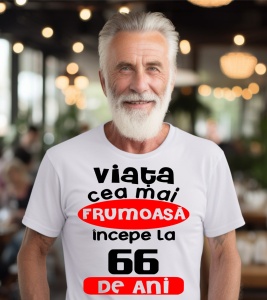 Un bărbat purtând un tricou alb cu textul ''Viața cea mai frumoasă începe la 66 de ani''.